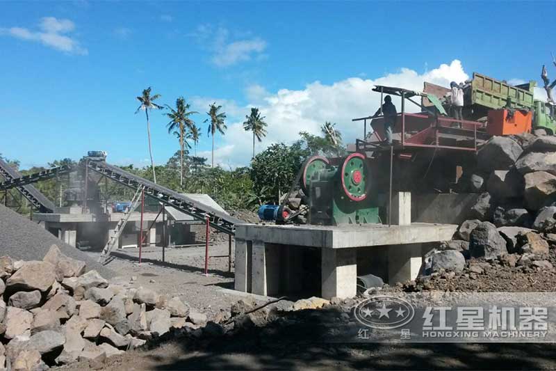 顎式破碎機破碎石灰石現場實拍