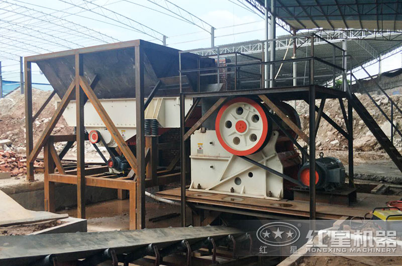 瀝青顎式破碎機工作現場圖片