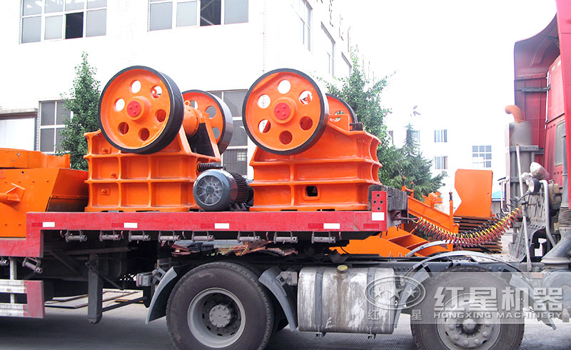 準備發貨的小型顎式破石機