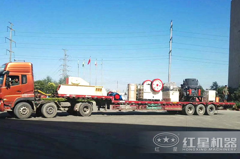 小型石子破碎機裝車，發往遼寧