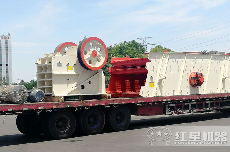 顎式破碎機裝車，準備發往河南安陽