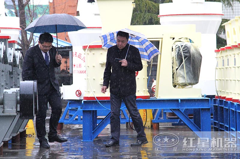 客戶冒雨前來廠區考察