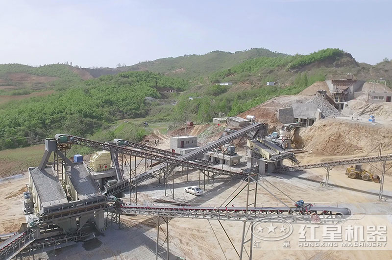 大型破石頭的機器作業現場