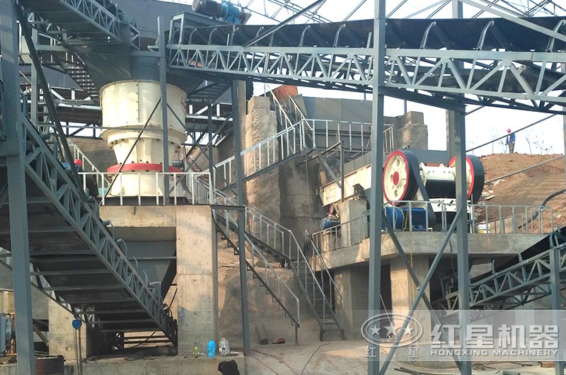 顎破與圓錐破組成破碎生產線，完成粗、中碎作業