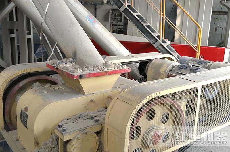 對輥制砂機工作現場圖
