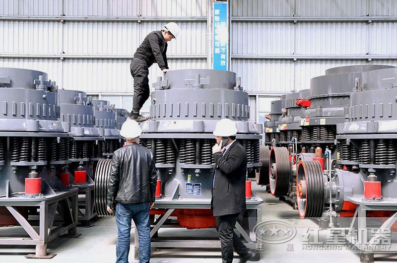 山東客戶來紅星廠區了解鐵礦石破碎機