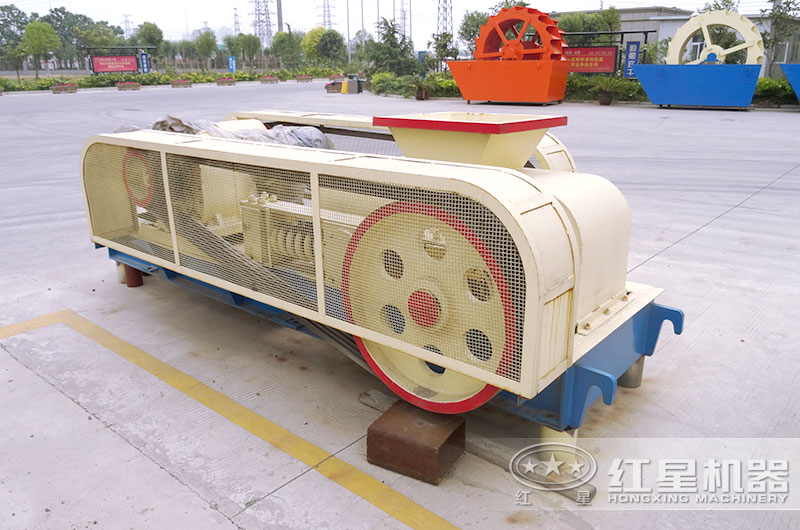 大型對輥破碎機廠區實拍圖