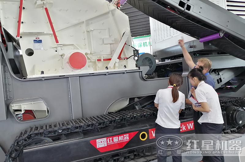 客戶來廠實地考察，經理一對一講解